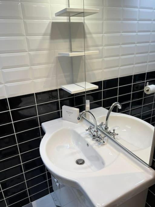 Le Paris Eiffel - Appartement Cosy En Plein Centre Bourgoin-Jallieu Екстер'єр фото